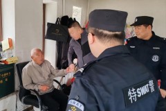 民警救助迷路老人，关键时刻手环里的电话帮了忙