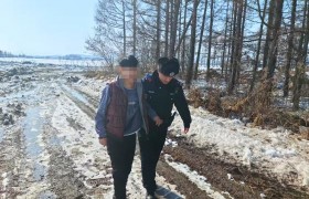 【寒冬暖阳】雪地里数冰晶的男孩，民警用体温焐热冻红的小手——